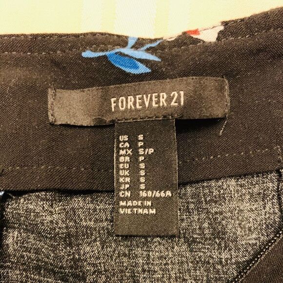 3 for $30! Forever 21 floral mini skirt. Size small - Picture 3 of 5